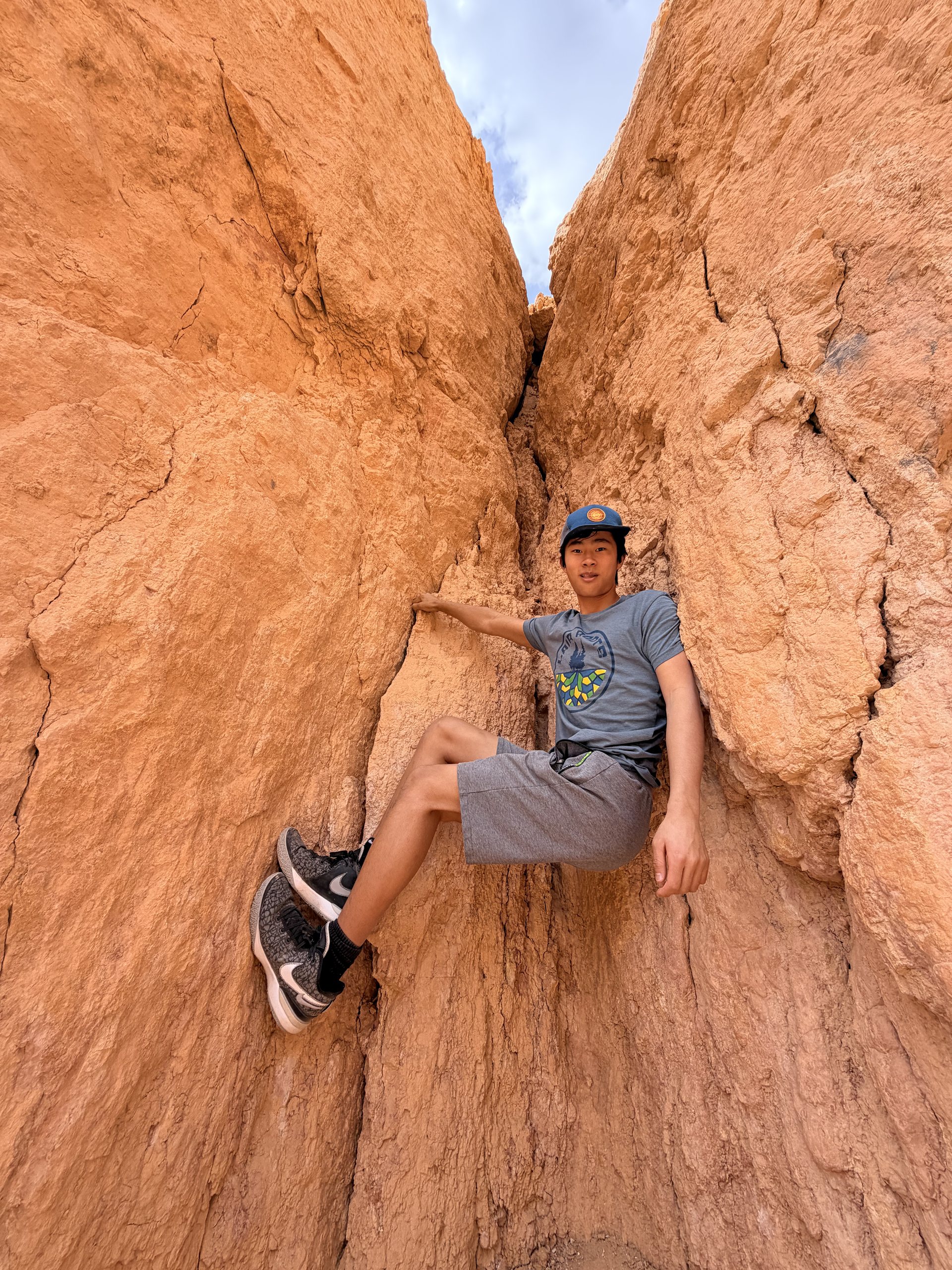 Below the rim on the Navajo Loop, Bryce Canyon · 3:18 PM