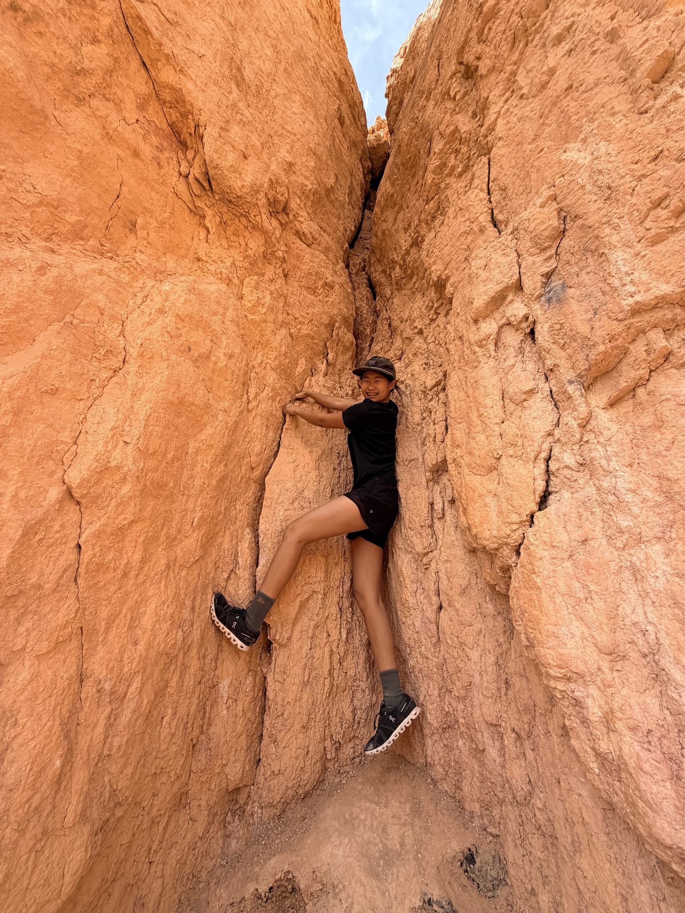 Below the rim on the Navajo Loop, Bryce Canyon · 3:20 PM